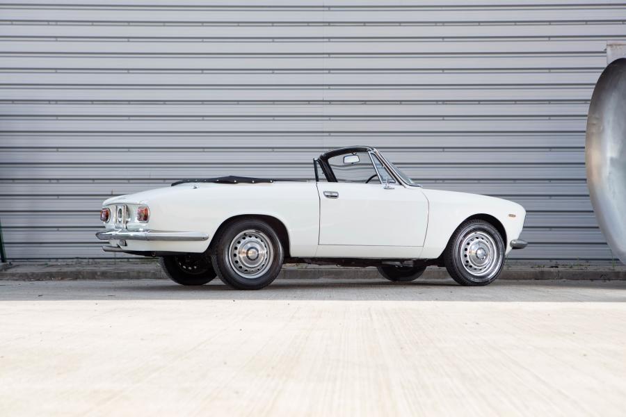  Alfa Romeo Giulia GTС (105.29) 1965 года  (UK) (фото 6 из 12)